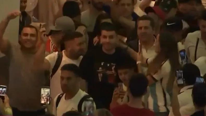 Despedida de Ángel Correa y Thiago Almada en Ezeiza. Foto: Captura de video.