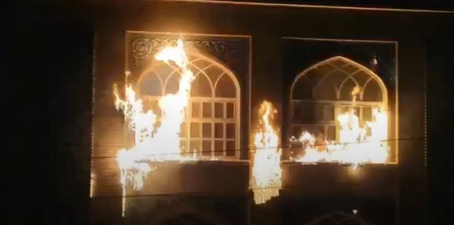 Incendio en centro religioso de Irán_Captura de video: Twitter/sattarkhan121