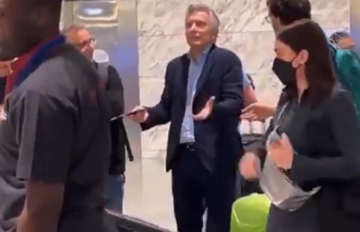 Macri enojado porque le perdieron la valija. Foto: captura.