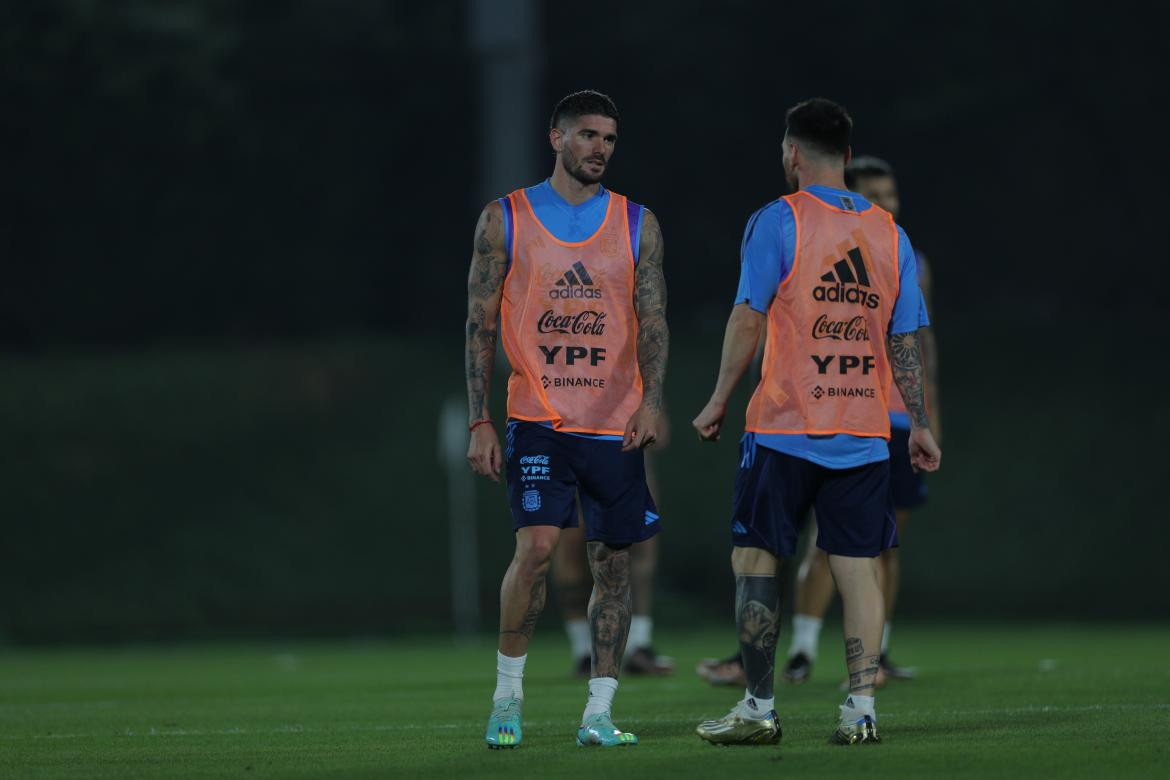 Rodrigo De Paul y Lionel Messi; entrenamiento. Foto: Twitter @Argentina.