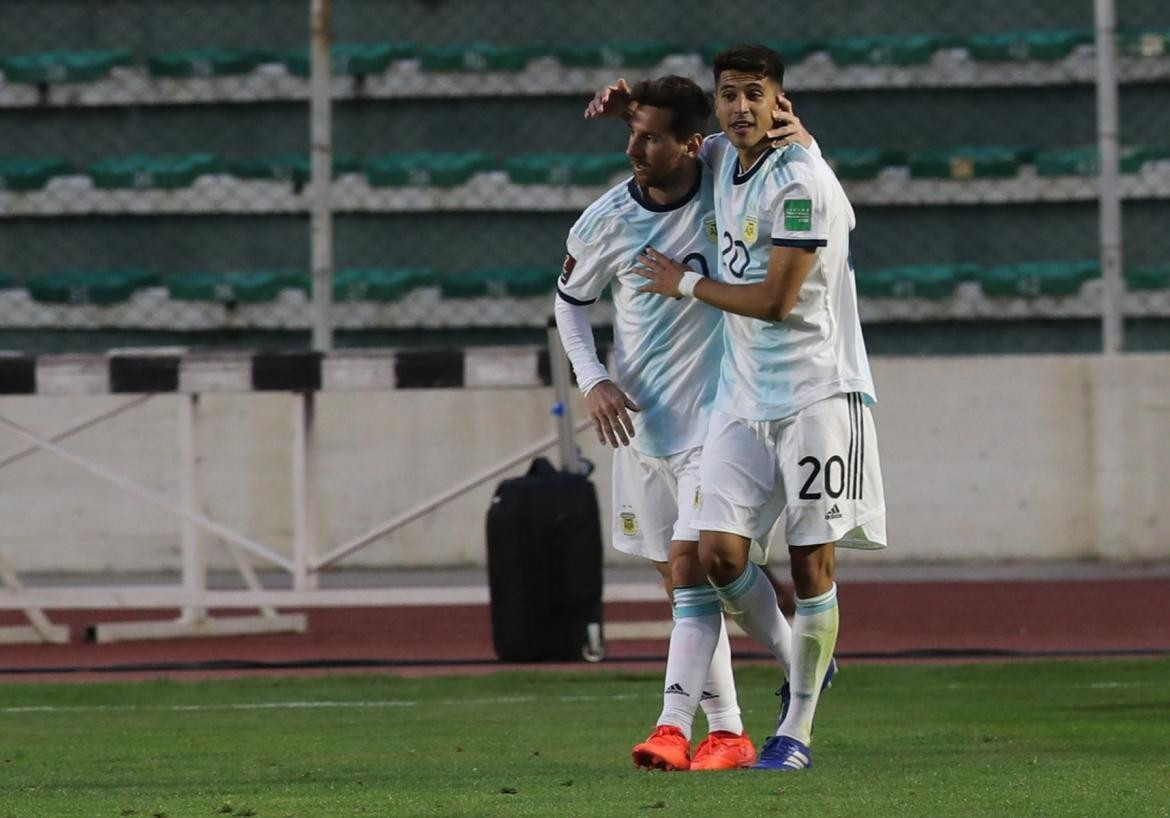 Exequiel Palacios con Lionel Messi. Foto: EFE.