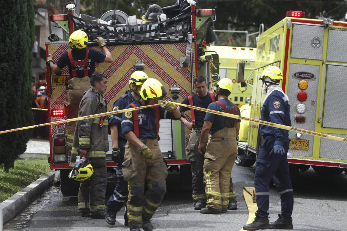 Avioneta cae en barrio residencial de Medellín y deja al menos ocho muertos. Foto: EFE.