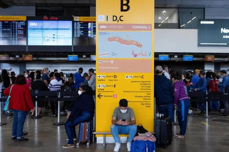 Barbijos en los aeropuertos de Brasil. Foto: REUTERS.