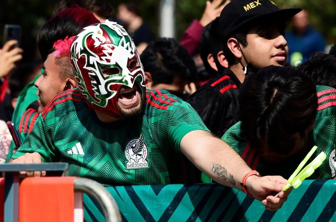 Hinchas mexicanos en Qatar. Foto: REUTERS