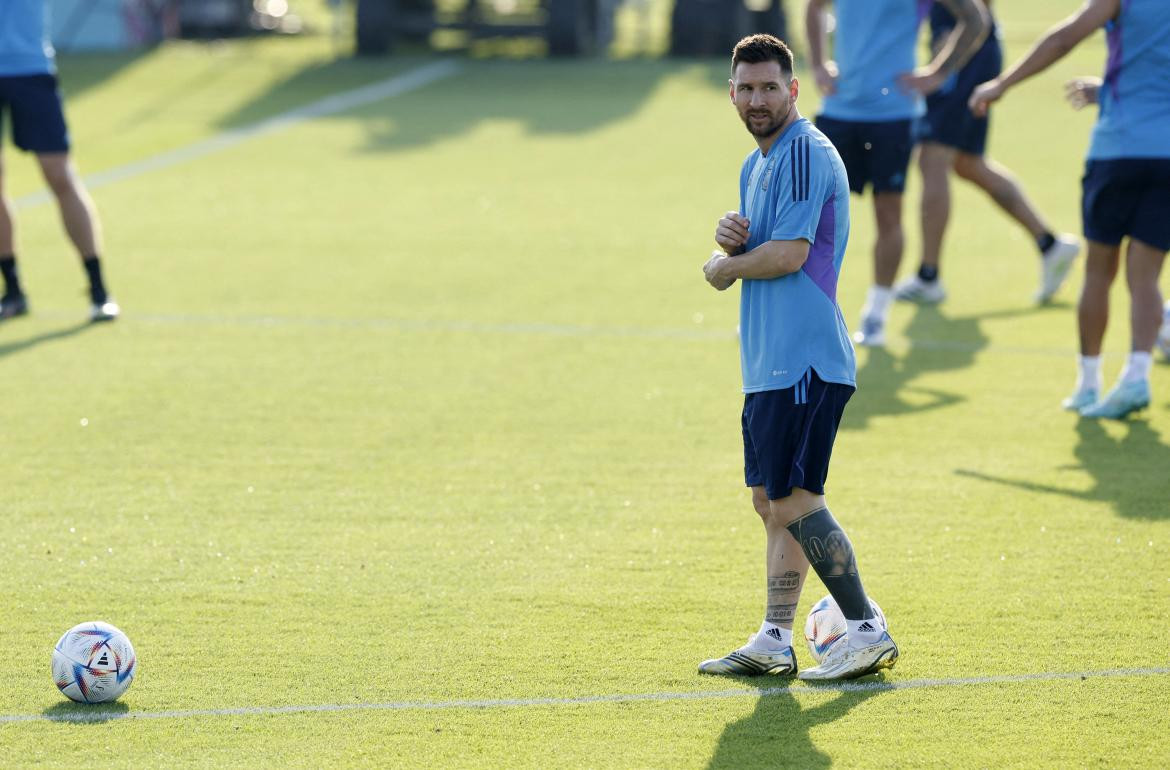 Lionel Messi en el entrenamiento de la Selección en Qatar. Foto: REUTERS.