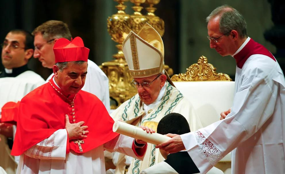 Papa Francisco junto al cardenal sospechado. Foto: REUTERS