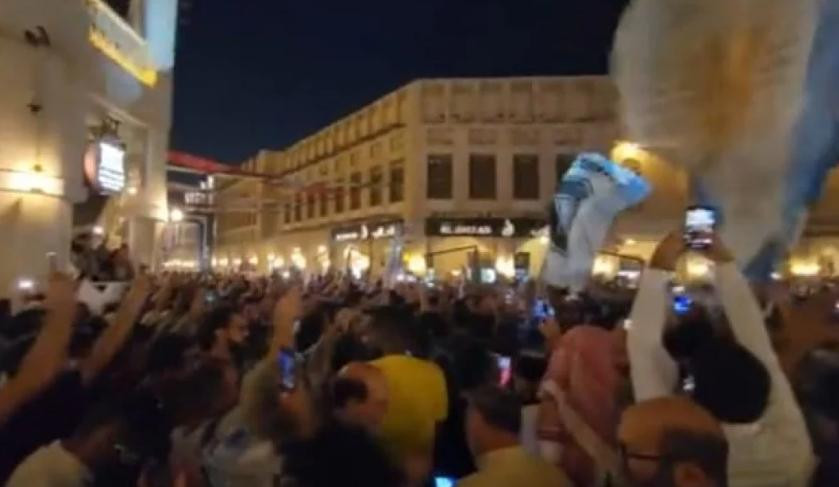 Banderazo argentino en Qatar. Foto: NA.