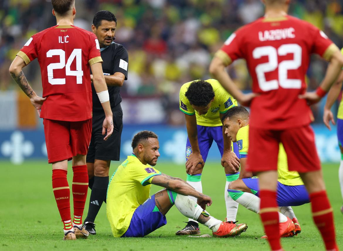 La lesión de Neymar; Brasil vs. Serbia; Qatar 2022. Foto: Reuters.