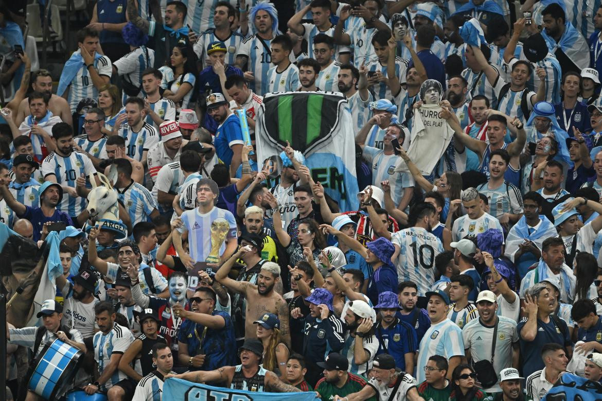 Hinchas en el estadio. Foto: Reuters