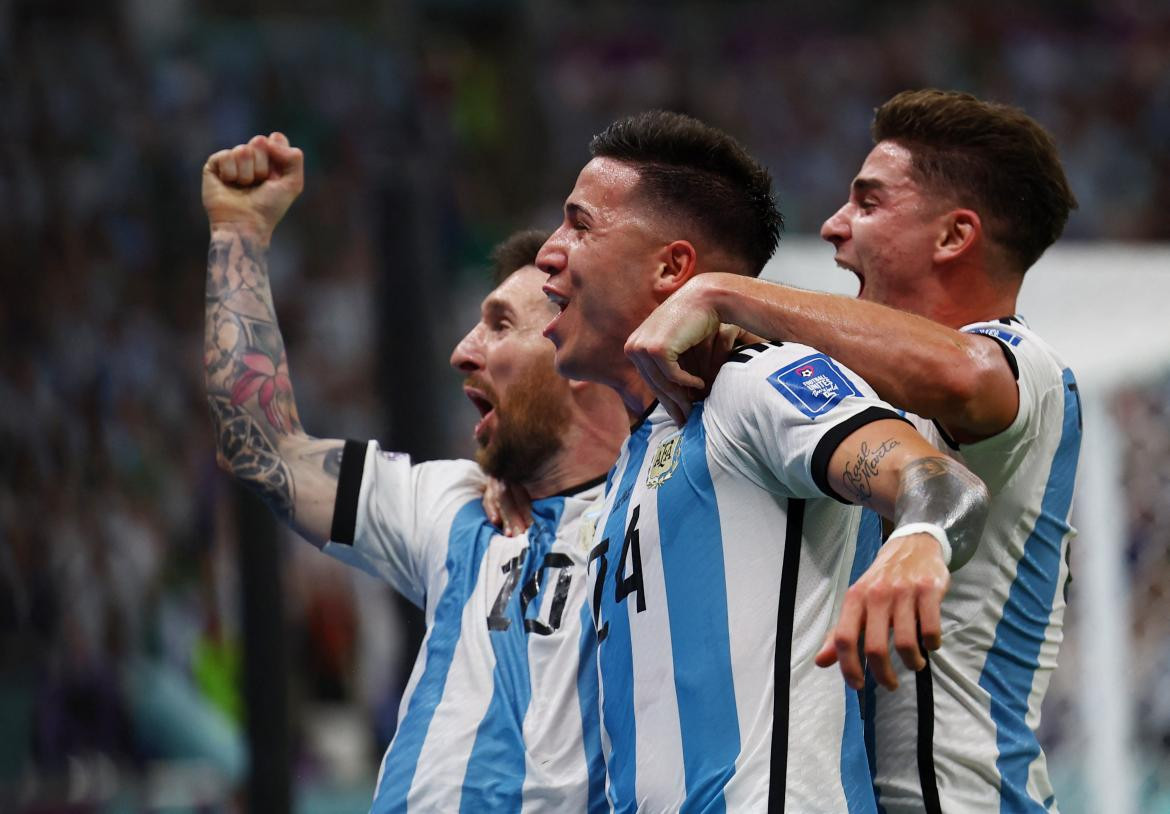 Enzo Fernández, Julián Álvarez y Lionel Messi; Qatar 2022. Foto: Reuters.