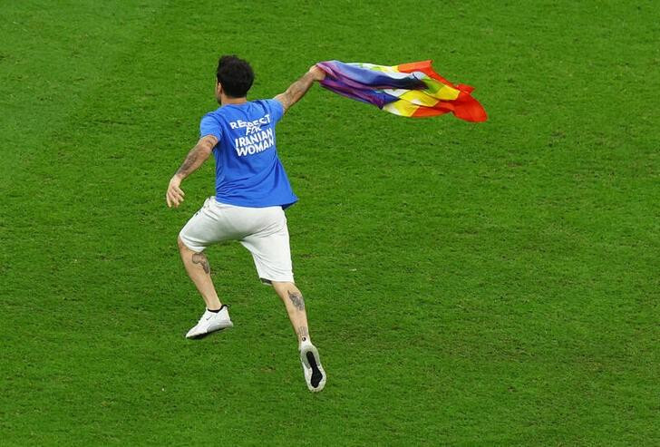 El hincha que ingresó con una bandera de LGBT; Portugal-Uruguay; Qatar 2022. Foto: Reuters.