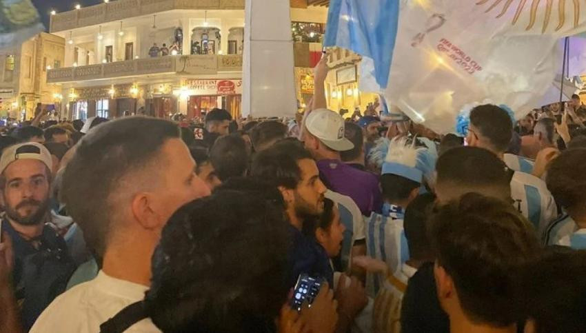 Banderazo argentino en Qatar. Foto: NA.