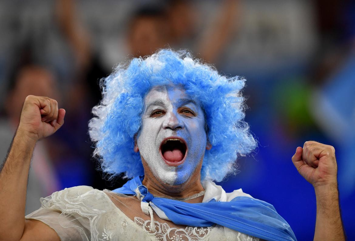 Hinchas argentinos en la previa del duelo ante Polonia por el Mundial de Qatar. Foto: REUTERS.