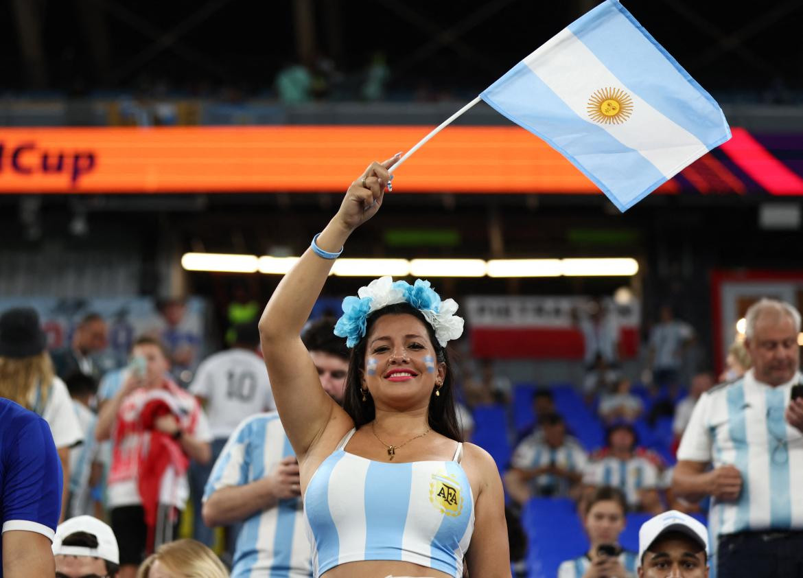 Hinchas argentinos en la previa del duelo ante Polonia por el Mundial de Qatar. Foto: REUTERS.