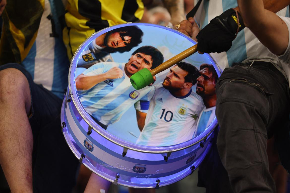 Hinchas argentinos en la previa del duelo ante Polonia por el Mundial de Qatar. Foto: REUTERS.