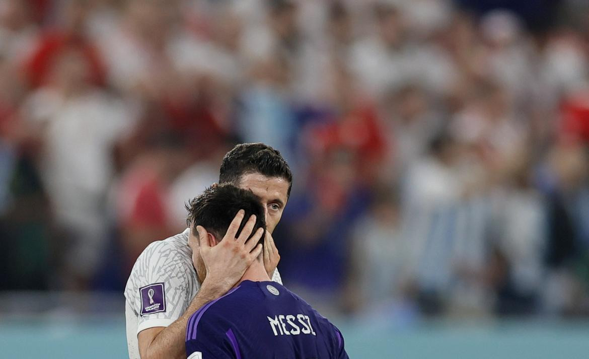 Lionel Messi y Robert Lewandowski. Foto: EFE.