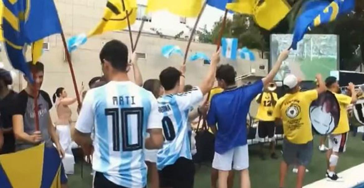 Los fanáticos apoyaron a la Selección en la casa de Diego Maradona. Foto: captura de video.