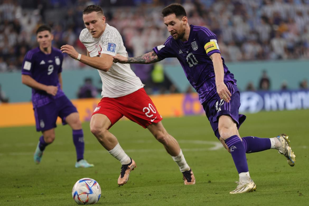 Piotr Zielinski y Lionel Messi en el Argentina - Polonia del Mundial de Qatar. Foto: EFE.