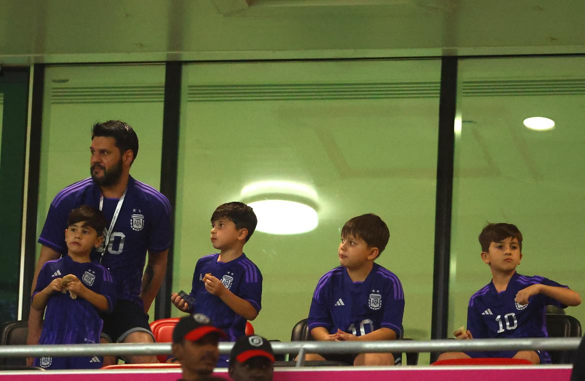 Hijos de Messi en el estadio. Foto: Reuters