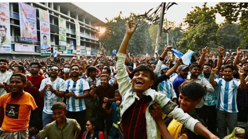 Bangladesh festejando el triunfo argentino. Foto: NA