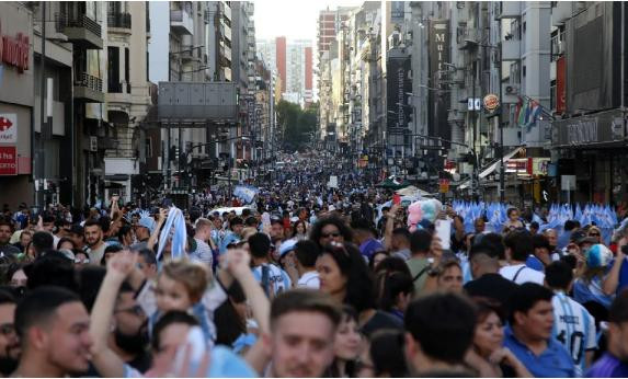 Multitud altentando al equipo nacional. Foto: NA.