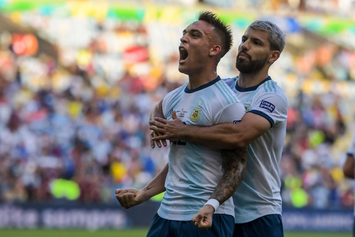 Lautaro Martínez y Sergio Agüero. Foto: NA.