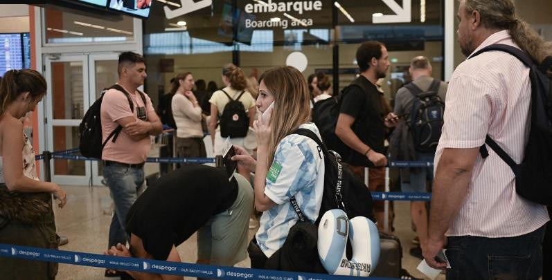 Hinchas argentinos rumbo a Qatar. Foto: sur24