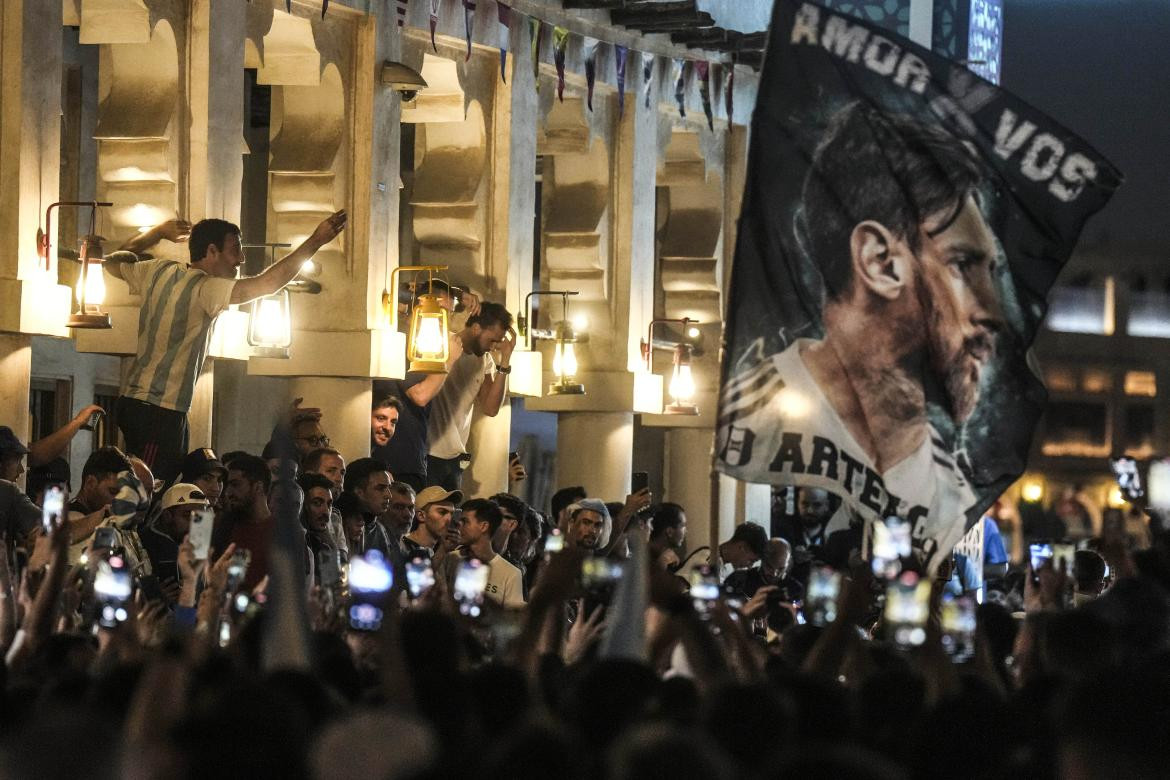 Banderazo argentino en Qatar. Foto: Telam.