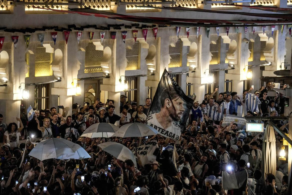 Banderazo argentino en Qatar. Foto: Telam.