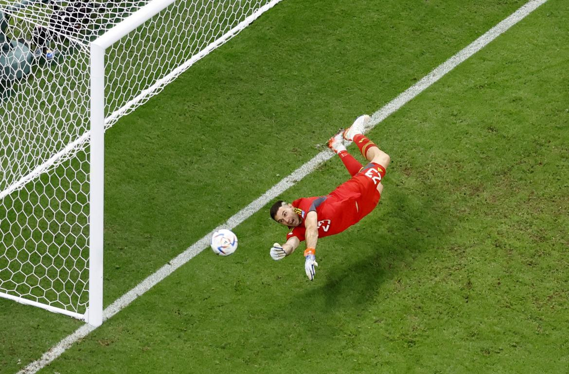 Dibu Martínez penal; PBA-ARG; Qatar 2022. Foto: Reuters.