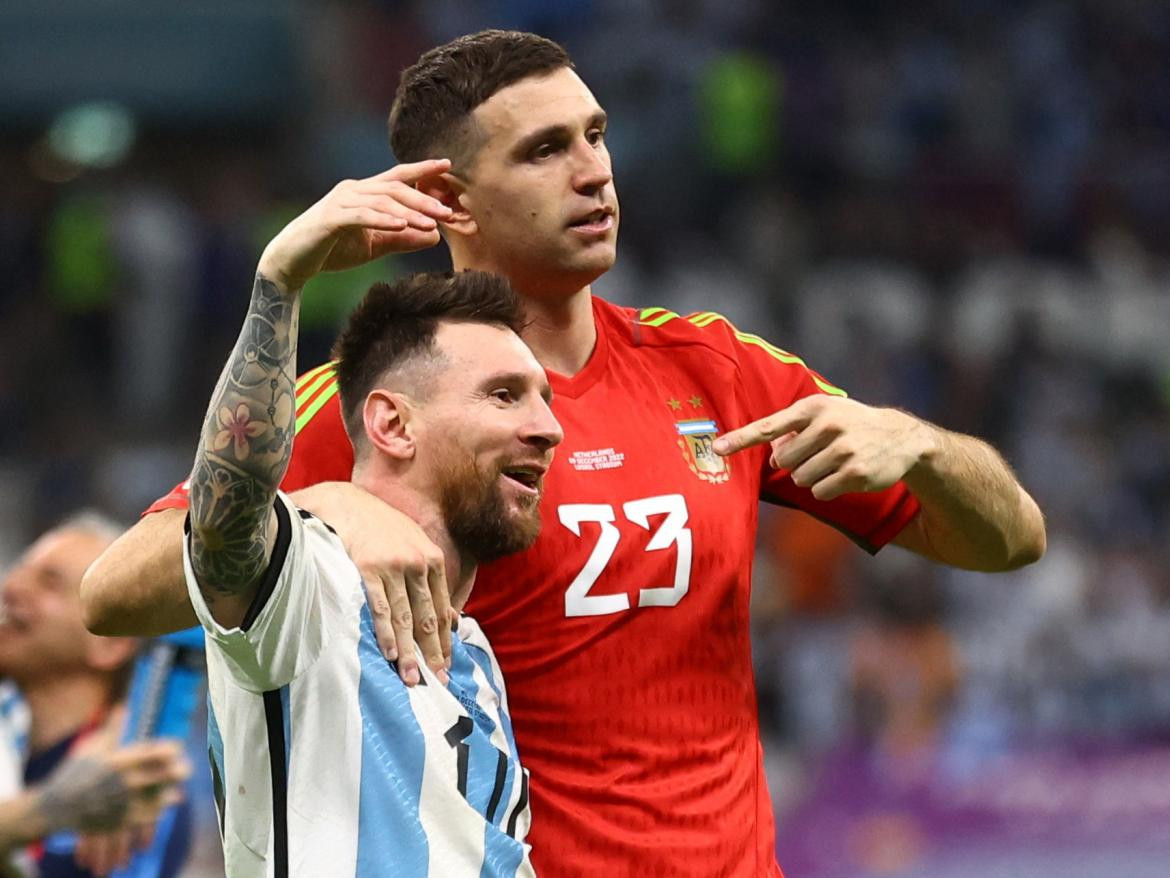 Lionel Messi y Dibu Martínez; Qatar 2022. Foto: Reuters.