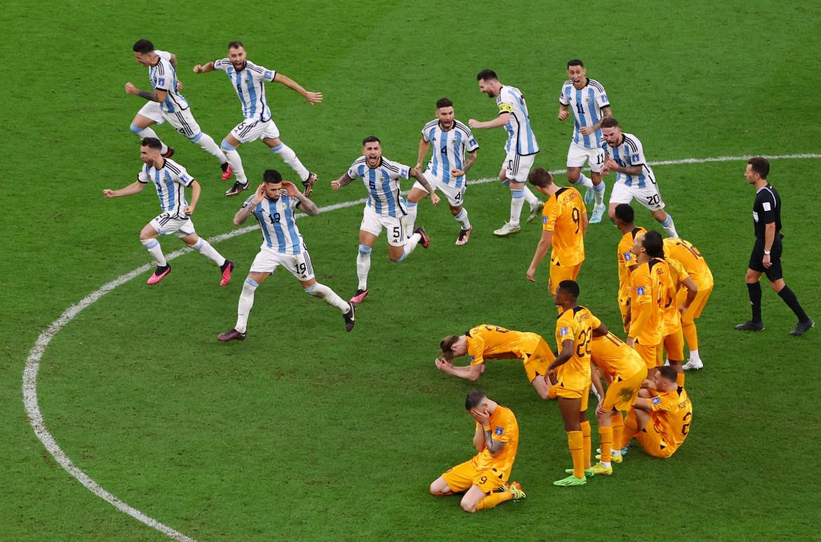 Cruce de jugadores argentinos con neerlandeses en el Mundial Qatar 2022. Foto: REUTERS.