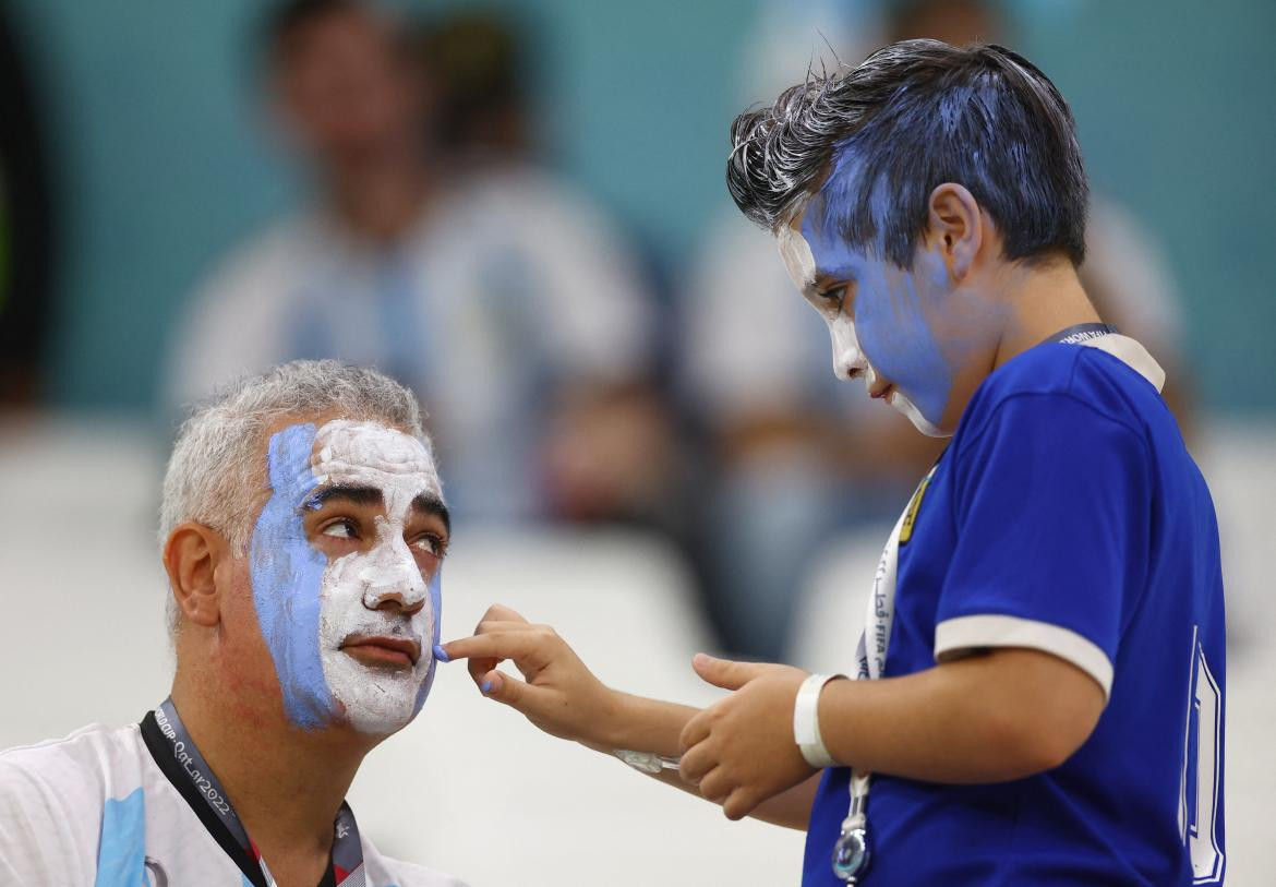 Hinchas argentinos en la previa del duelo ante Croacia por el Mundial de Qatar. Foto: REUTERS.