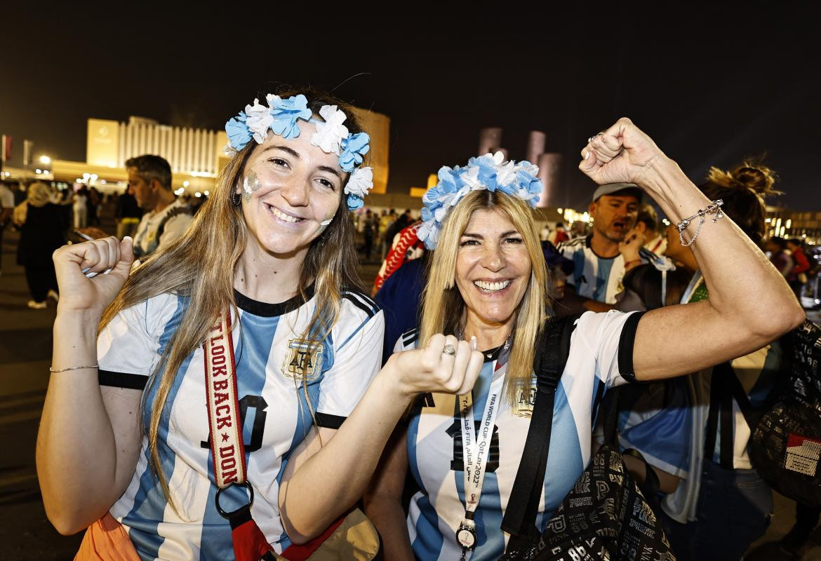 Hinchas argentinos en la previa del duelo ante Croacia por el Mundial de Qatar. Foto: REUTERS.