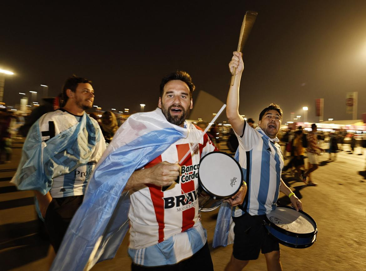 Hinchas argentinos en la previa del duelo ante Croacia por el Mundial de Qatar. Foto: REUTERS.