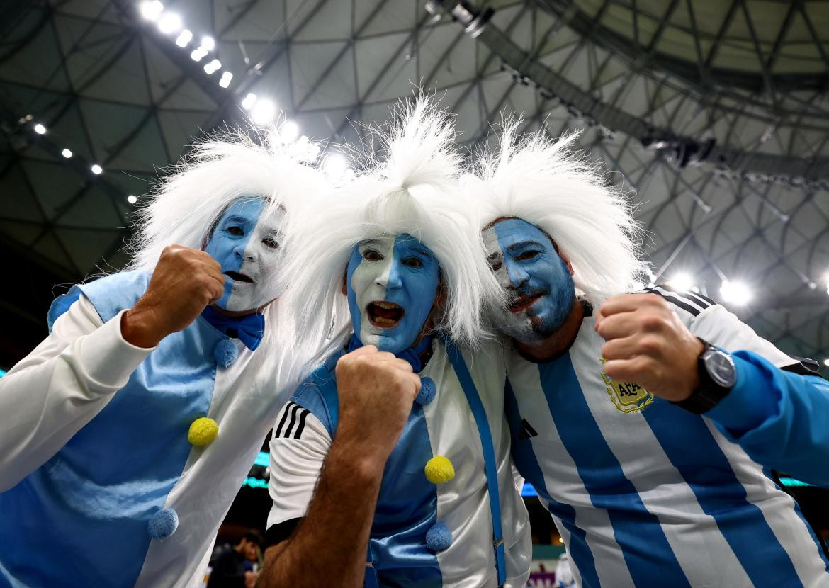 Hinchas argentinos en la previa del duelo ante Croacia por el Mundial de Qatar. Foto: REUTERS.