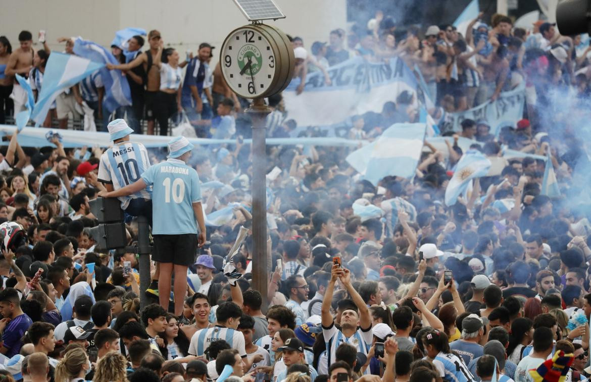 Festejos en el Obelisco tras el triunfo argentino en el Mundial Qatar 2022. Foto: REUTERS.