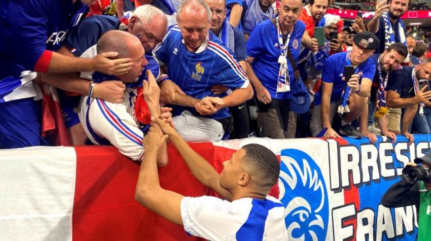 Mbappé con el hincha aturdido en la previa al Francia - Marruecos. Foto: NA.