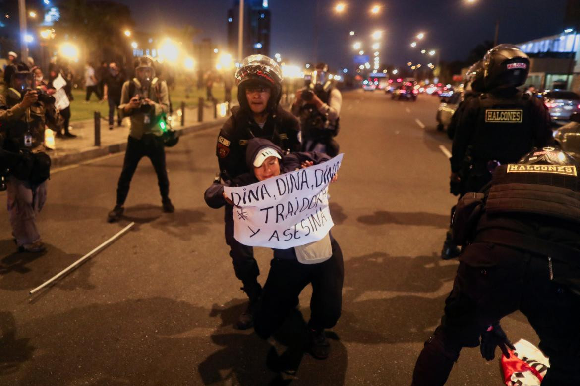 Protestas en Peru tras la salida de Pedro Castillo. Foto: REUTERS.