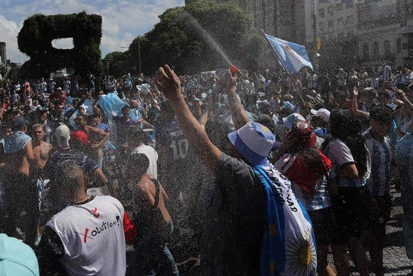 La fiesta previa al partido. ¿Cómo se preparan los argentinos y argentinas?. Foto: EFE