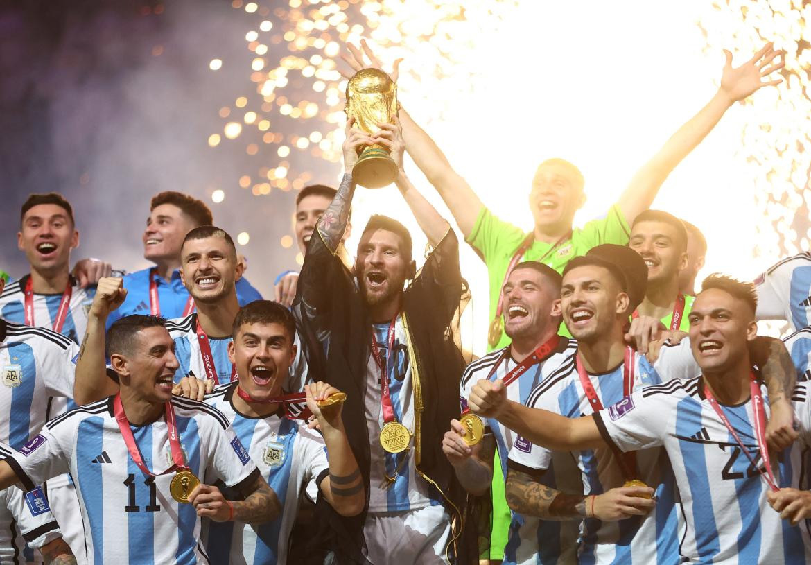 Lionel Messi con la Copa del Mundo de Qatar 2022. Foto: Reuters.