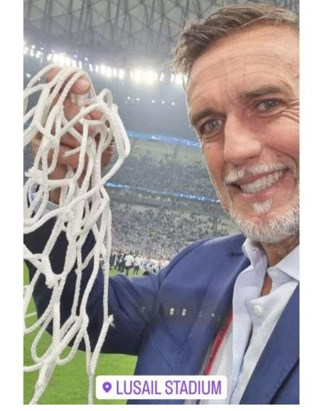 Batistuta con el pedazo de red del arco del Estadio Lusail. Foto: NA.