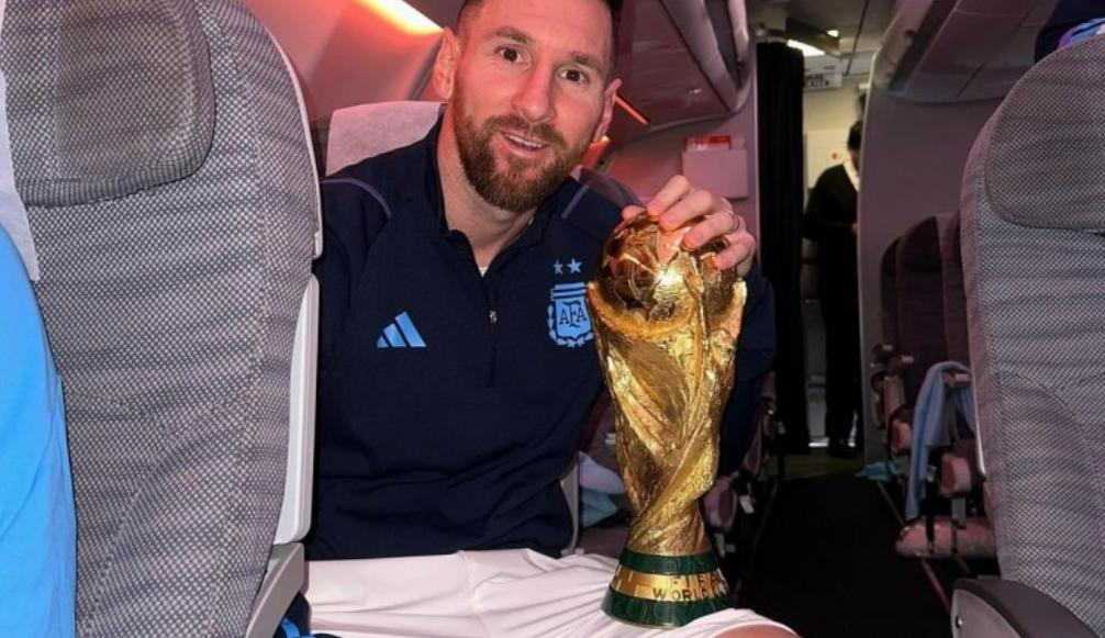 Lionel Messi con la Copa del Mundo. Foto: NA.