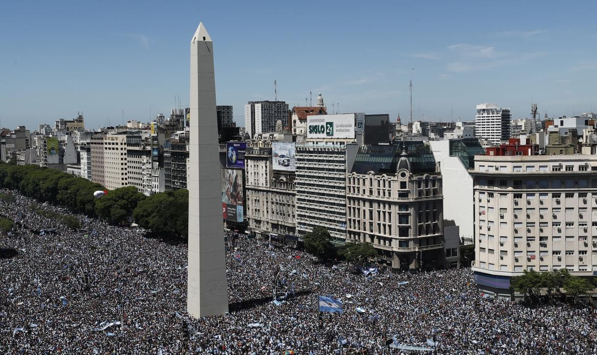 Festejos en el Obelisco por la obtención de la Copa del Mundo. Foto: REUTERS