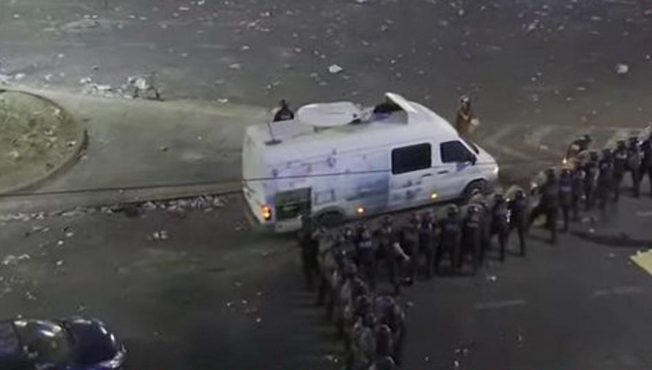 Incidentes en el Obelisco entre la Policía e hinchas que participaban de los festejos por el Mundial de Qatar