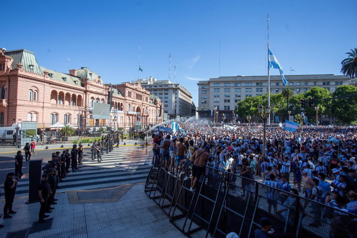 Hinchas esperando frente a casa de Gobierno. Foto: NA.