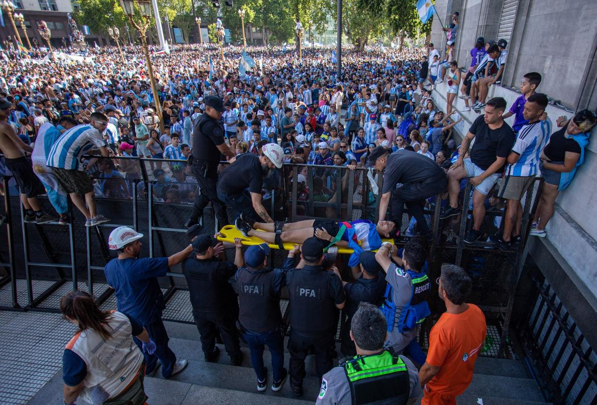 Hinchas esperando frente a casa de Gobierno. Foto: NA.	