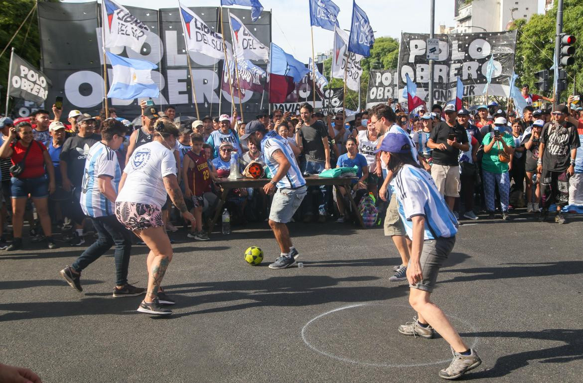 Piqueteros jugando un partido en la 9 de Julio. Foto: NA