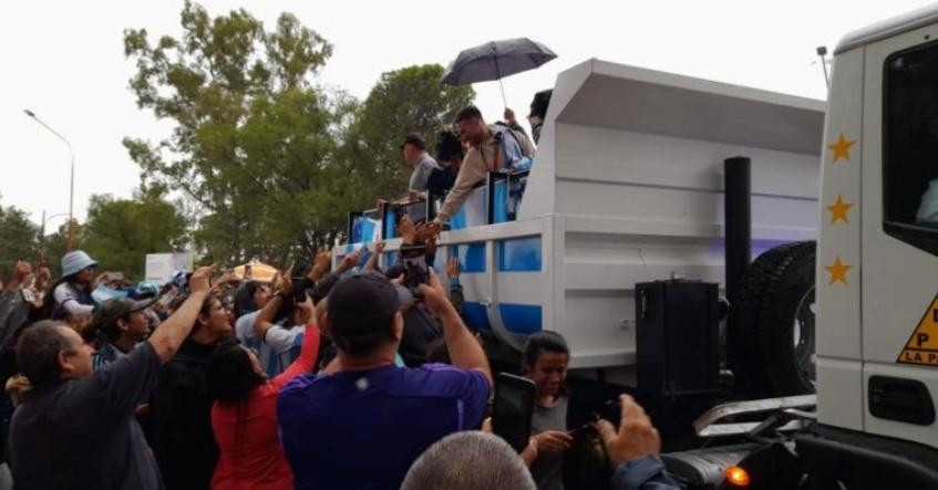 Caravana de Alexis Mac Allister en Santa Rosa, La Pampa. Foto: NA.