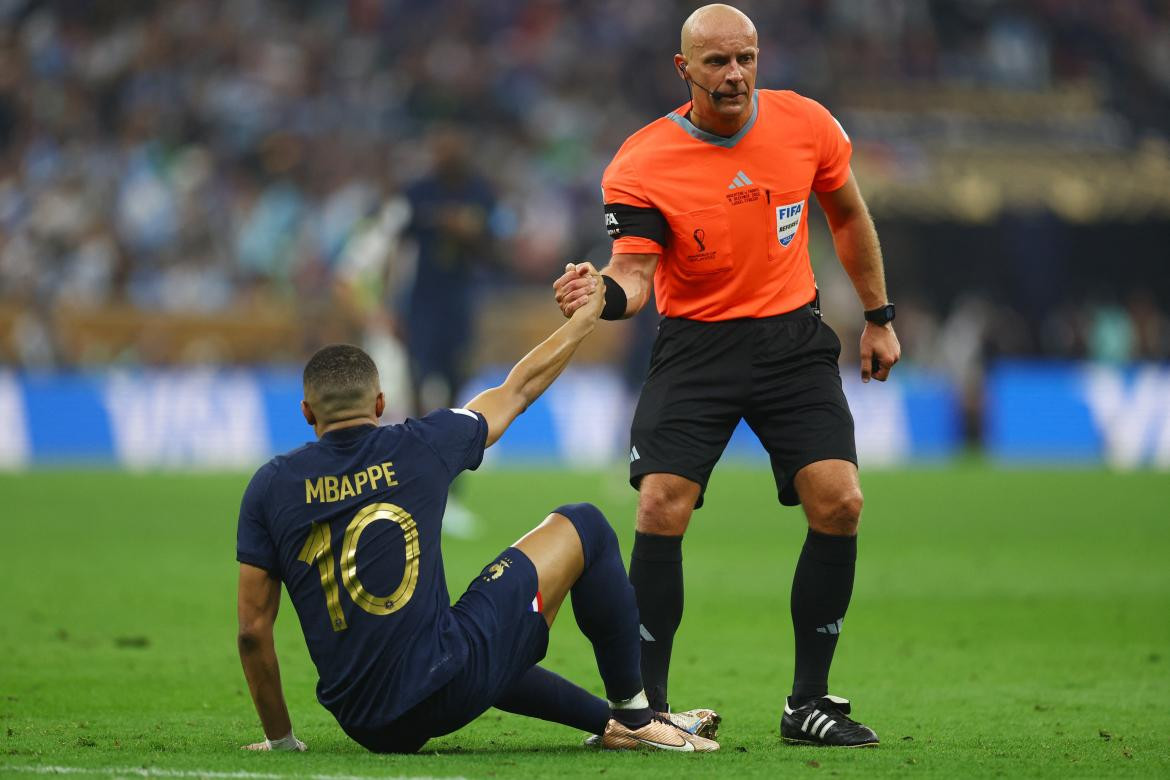 Szymon Marciniak y Kylian Mbappé. Foto: Reuters.